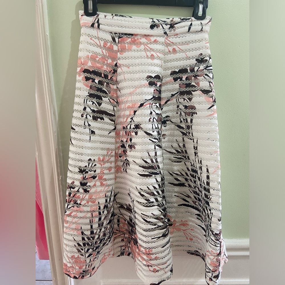 5/$30 Le chateau formal skirt ❤️